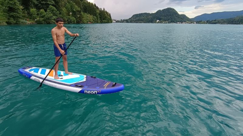 neon x7 touring nafukovaci paddleboard na vode